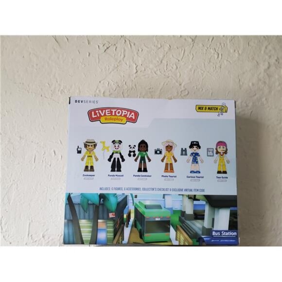 Livetopia Day at The Zoo Pack Accessories and Exclusive Virtual Item Code - Picture 4 of 7